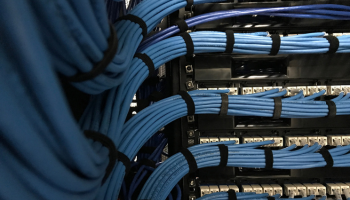 Die Dämpfung in Cat.5E- und Cat.6-Kabeln wurde gemessen und hängt von der Bündelungsdichte ab. Dabei wurde überprüft, an welchen Stellen der gebündelten Kabel Störsignale auftreten. Bei den entwickelten Cat.6A-Kabeln spielt die präzise Abstände zwischen den Kabeln eine wichtige Rolle. Auch bei PoE Plus mussten sowohl die Auswirkungen der Kabelbündelung als auch die Signaldämpfung der Kabel berücksichtigt werden.
